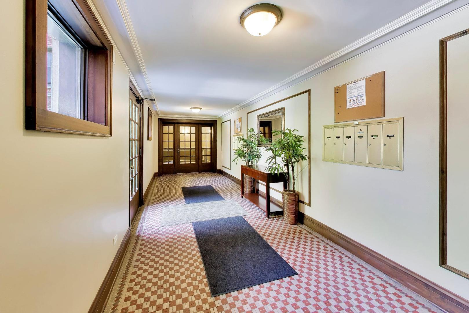 1427 W Elmdale Avenue Unit: 2B