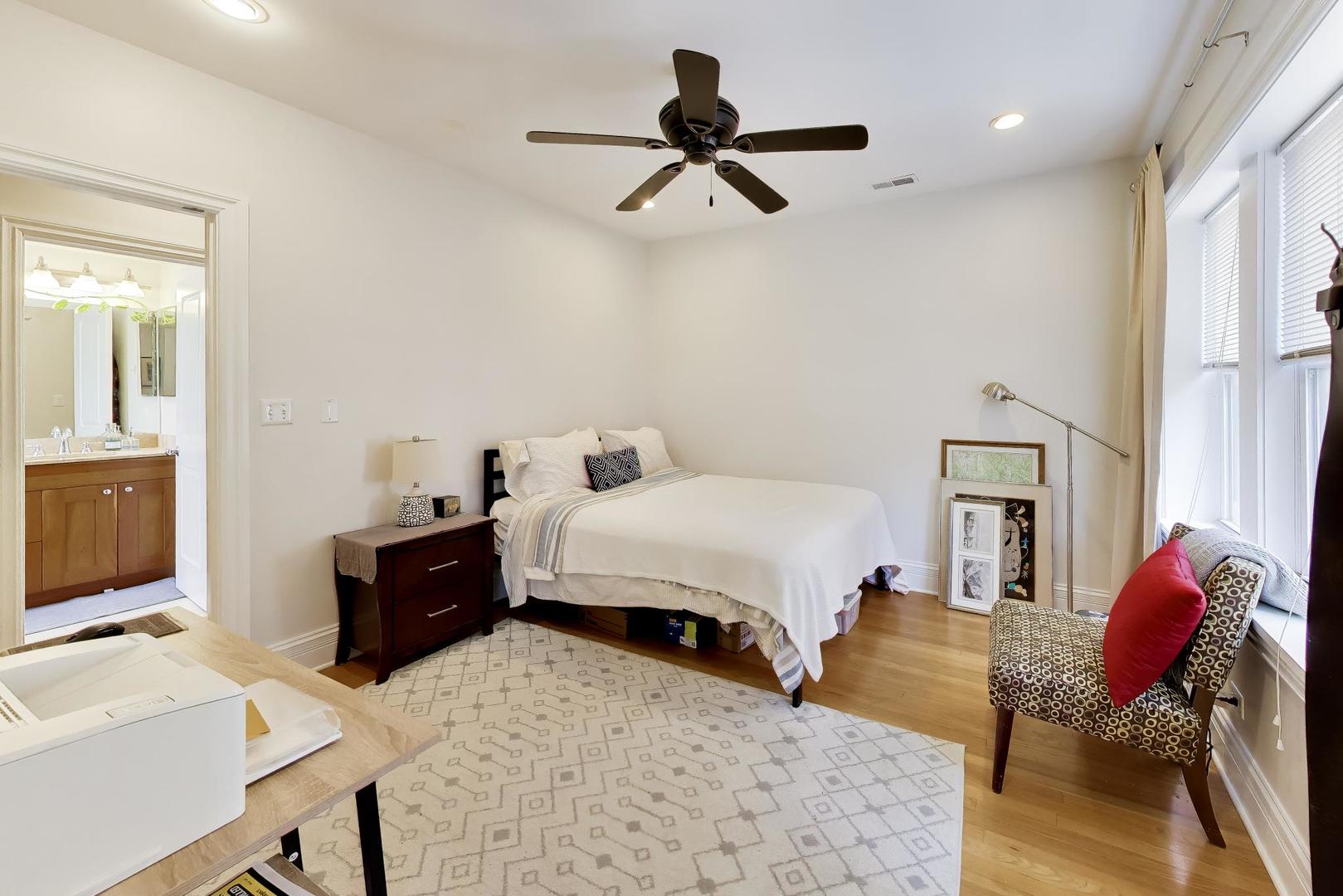 1427 W Elmdale Avenue Unit: 2B
