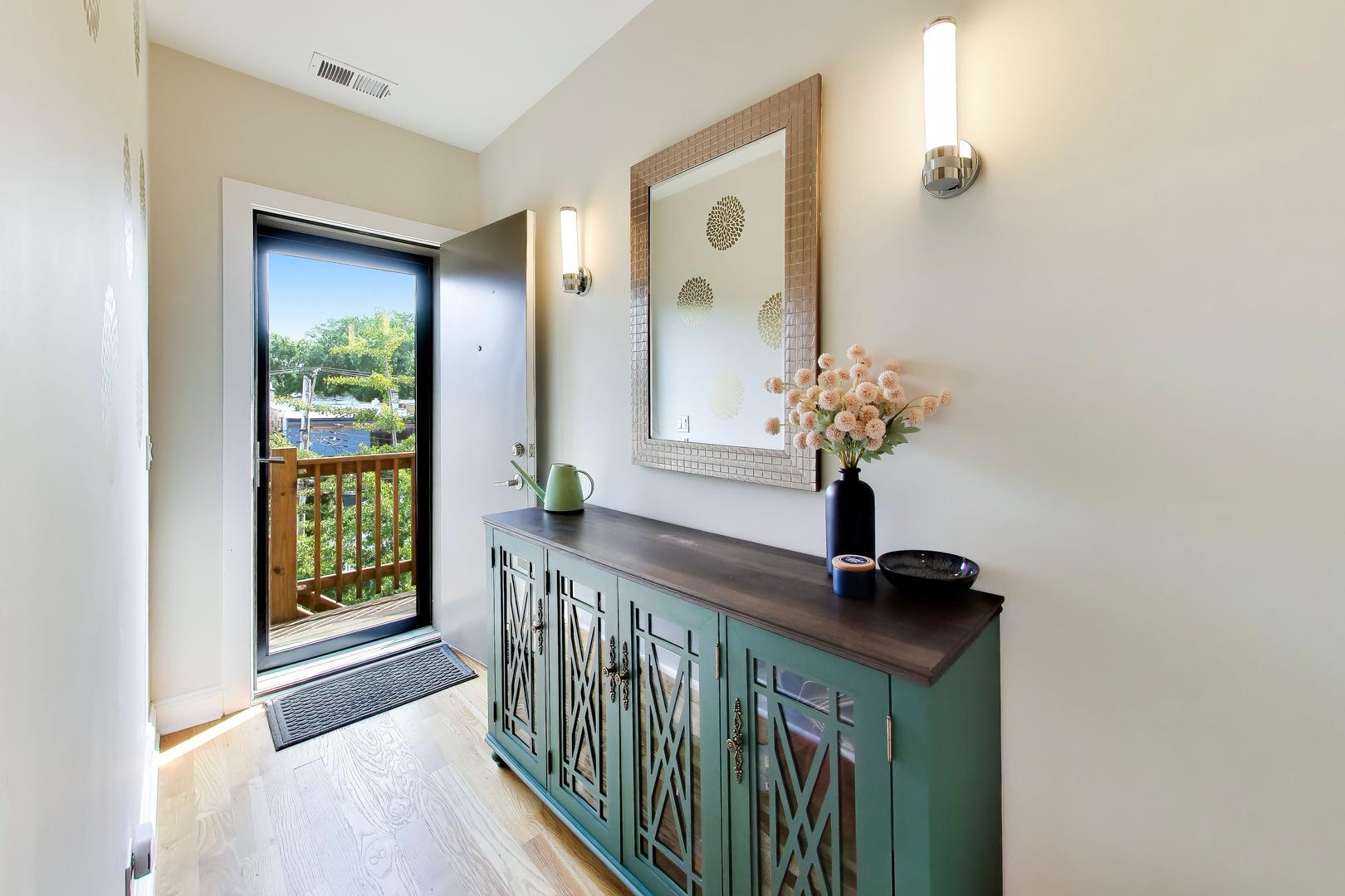 1415 W Rascher Avenue Unit: 302