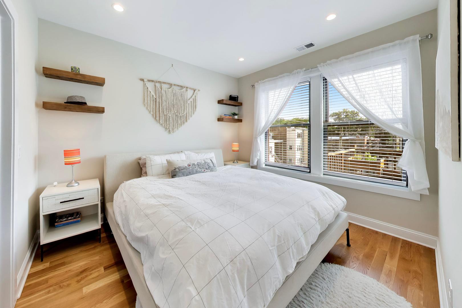 1415 W Rascher Avenue Unit: 302