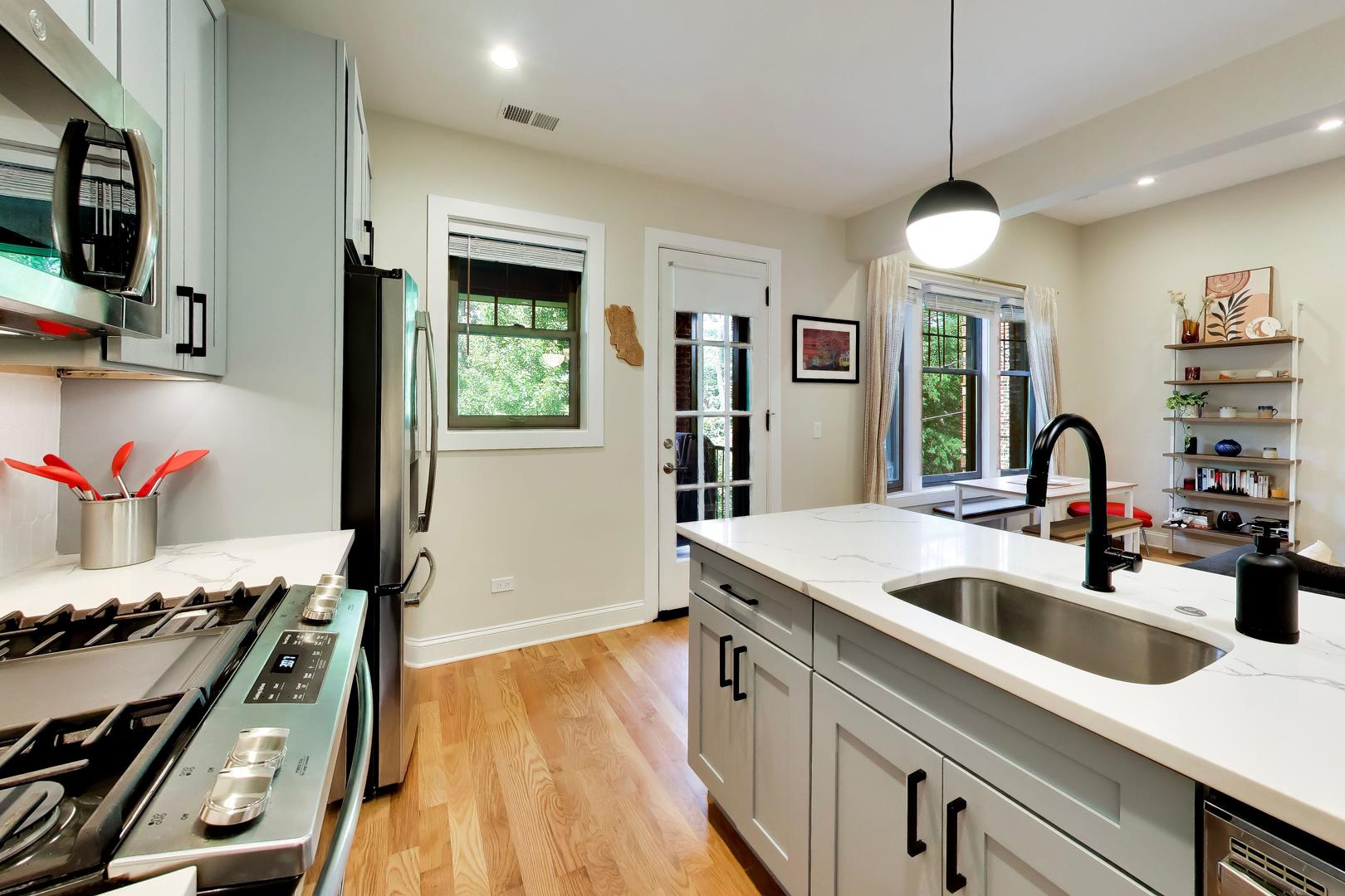 1415 W Rascher Avenue Unit: 302