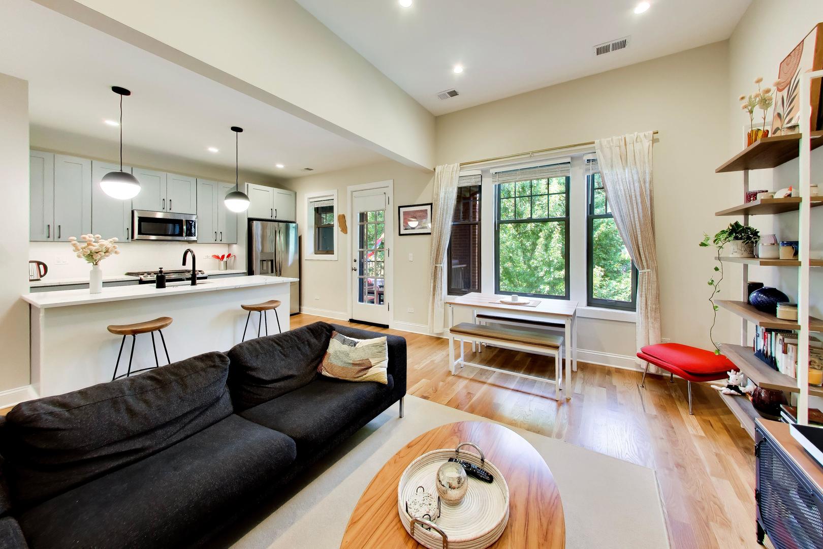 1415 W Rascher Avenue Unit: 302