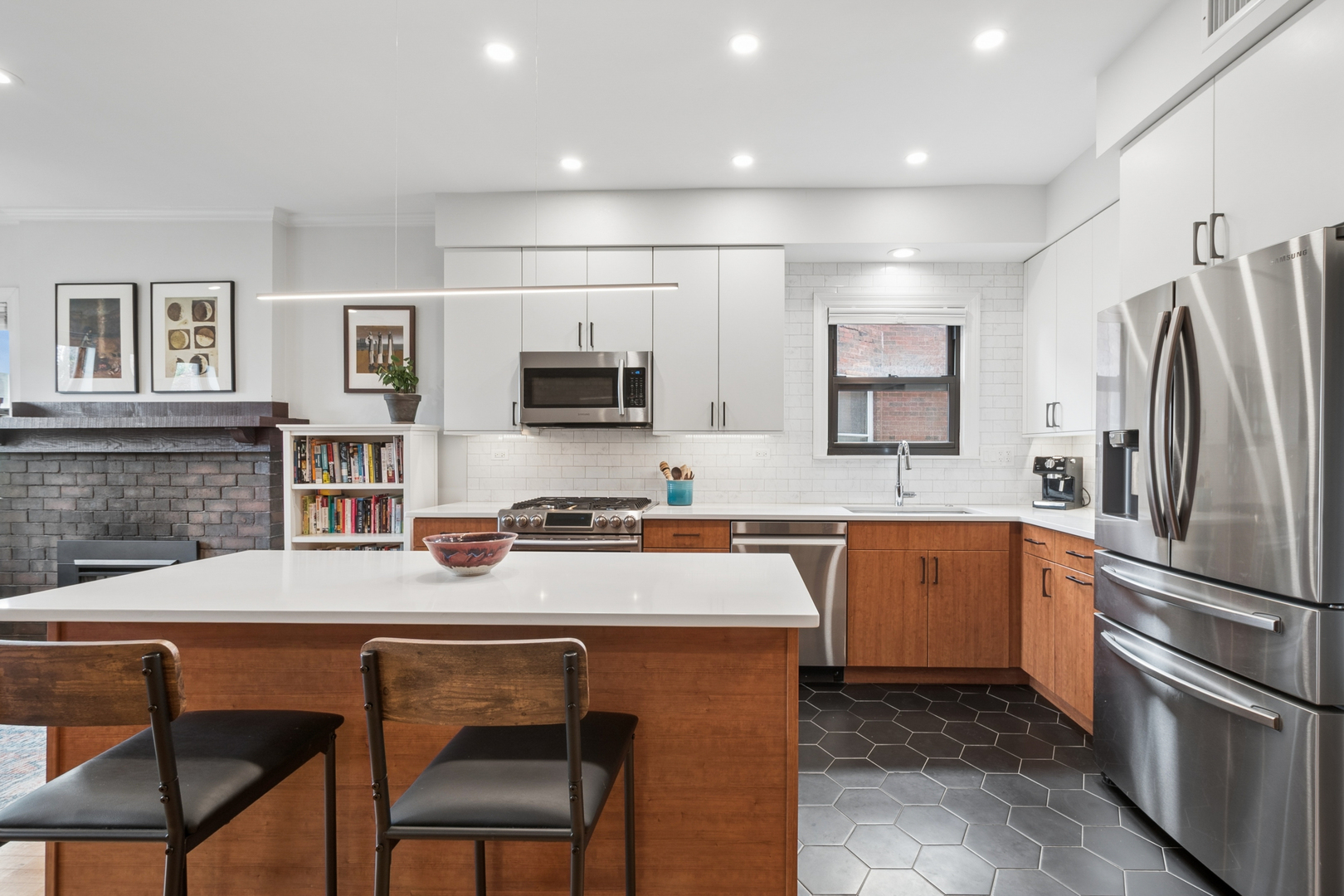 822 Hinman Avenue Unit: 3S