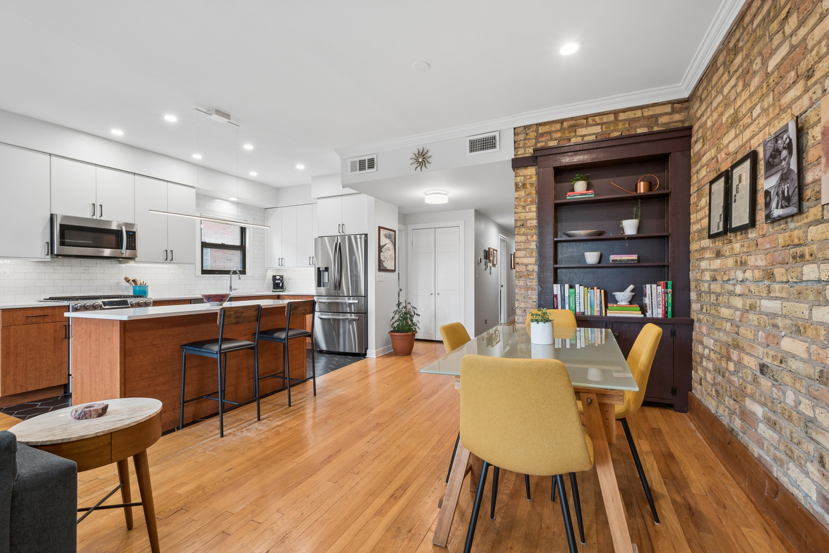 822 Hinman Avenue Unit: 3S
