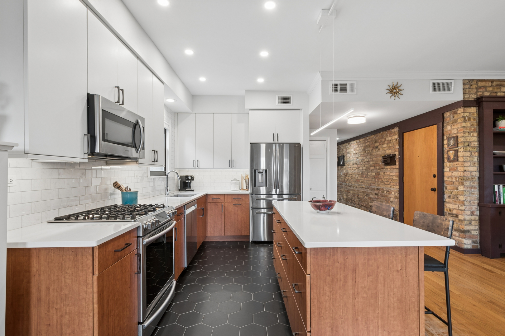 822 Hinman Avenue Unit: 3S