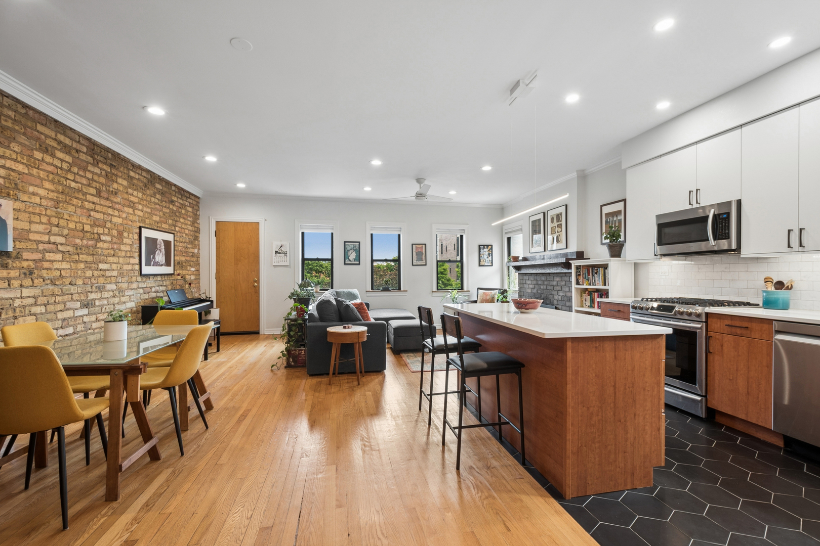 822 Hinman Avenue Unit: 3S