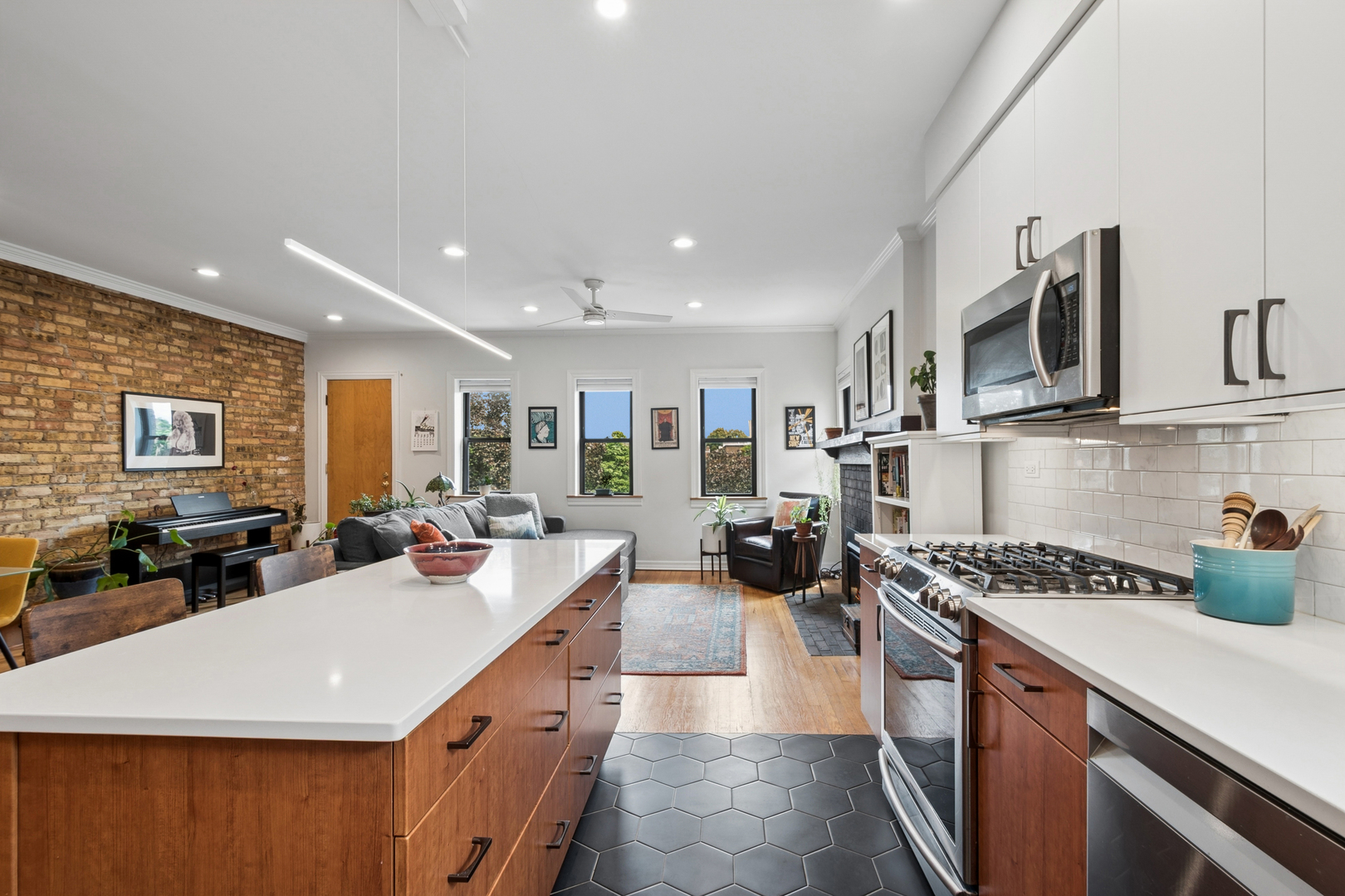822 Hinman Avenue Unit: 3S