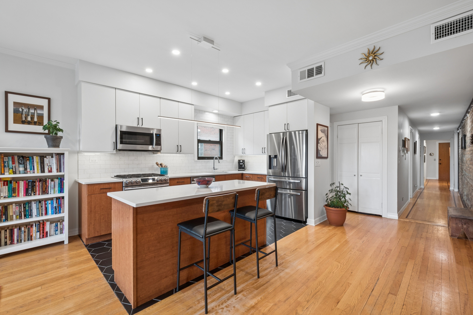 822 Hinman Avenue Unit: 3S