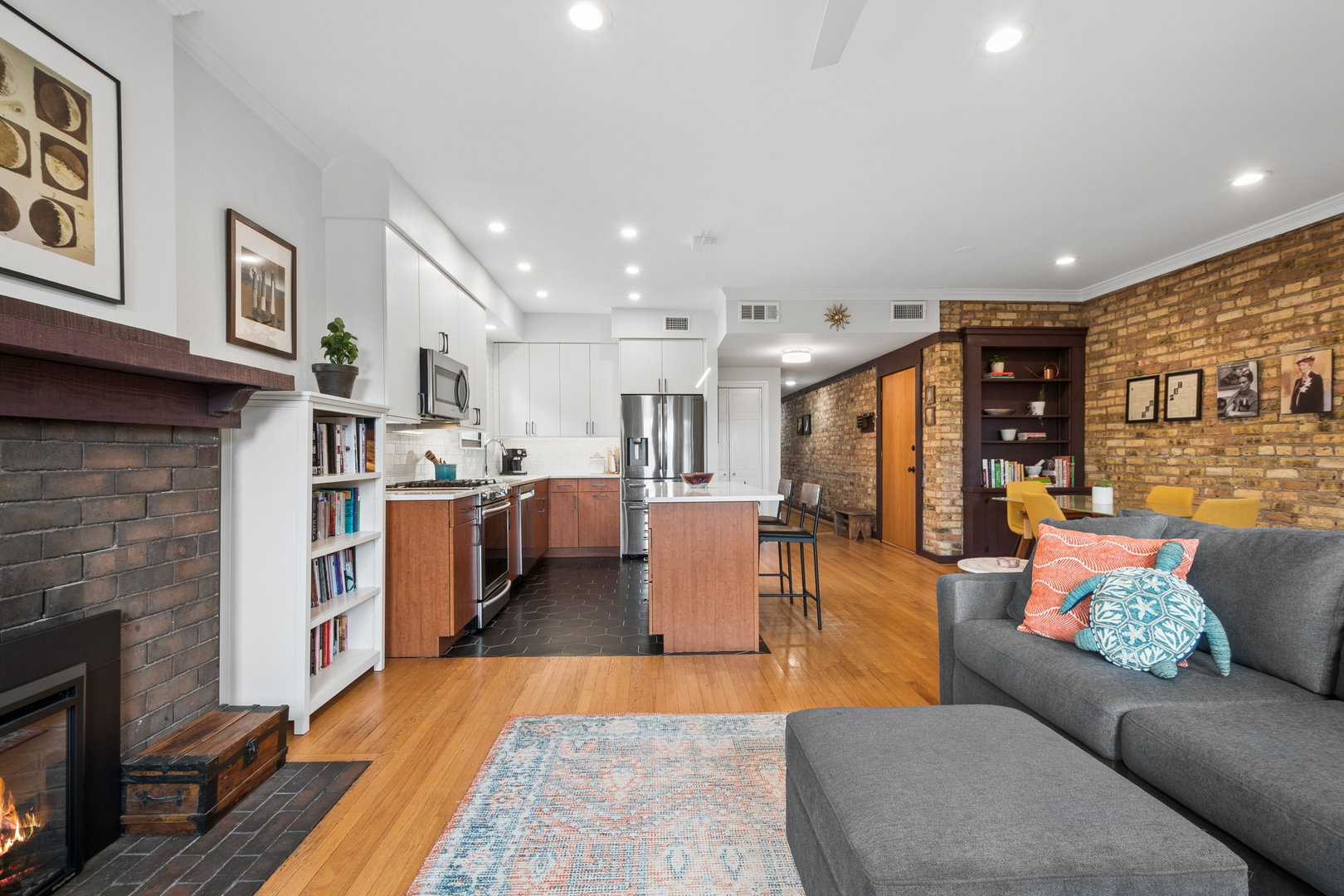 822 Hinman Avenue Unit: 3S