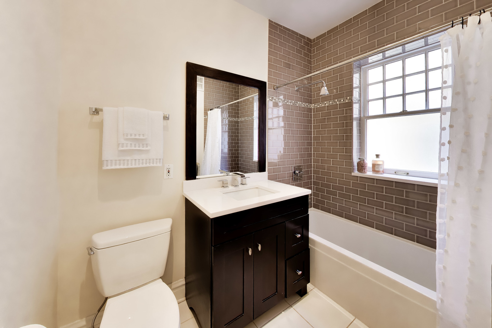941 W Winona Street Unit: 1W