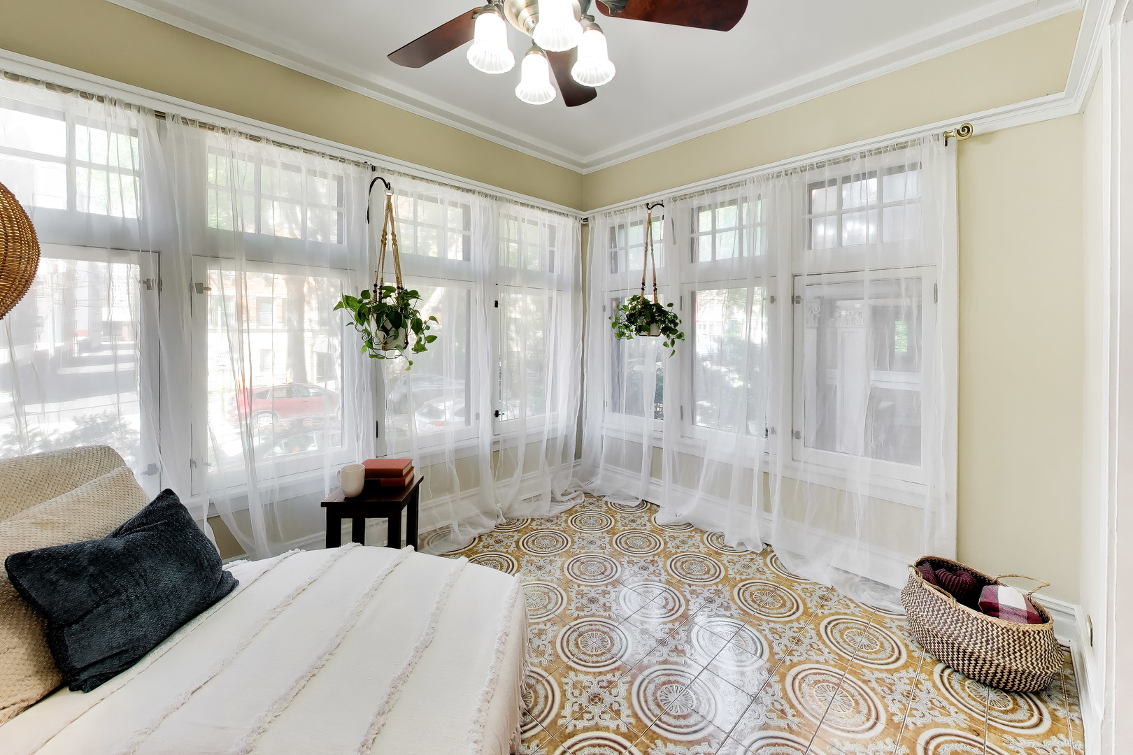 941 W Winona Street Unit: 1W