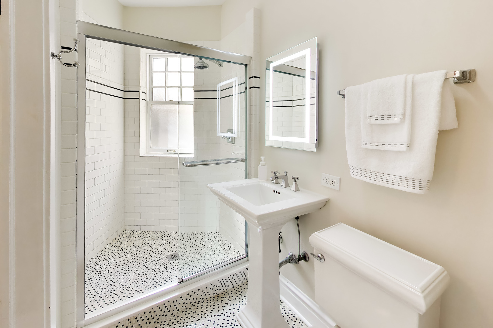941 W Winona Street Unit: 1W