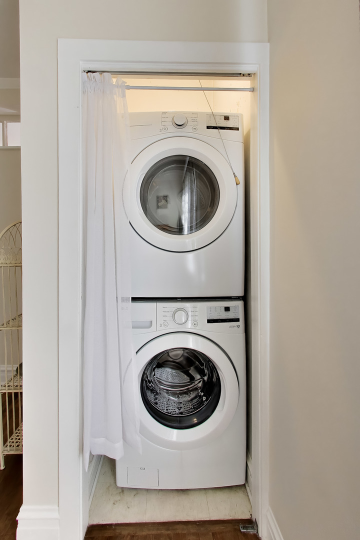 941 W Winona Street Unit: 1W
