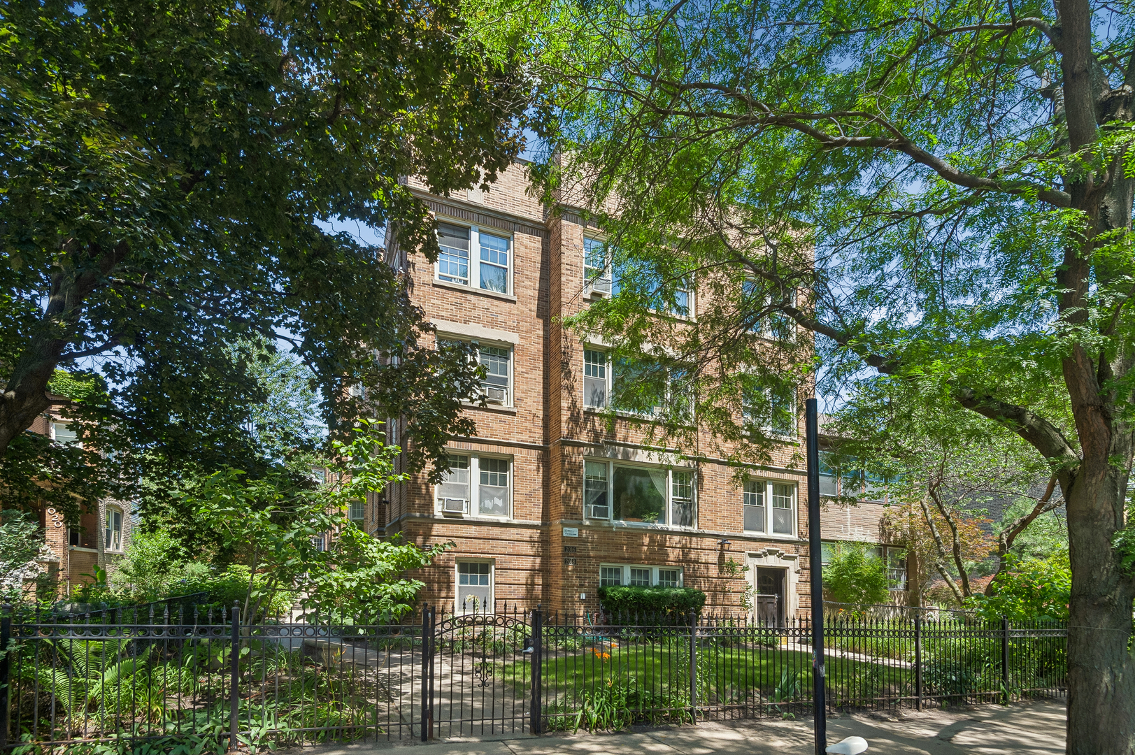 2018 W Greenleaf Avenue Unit: 1F