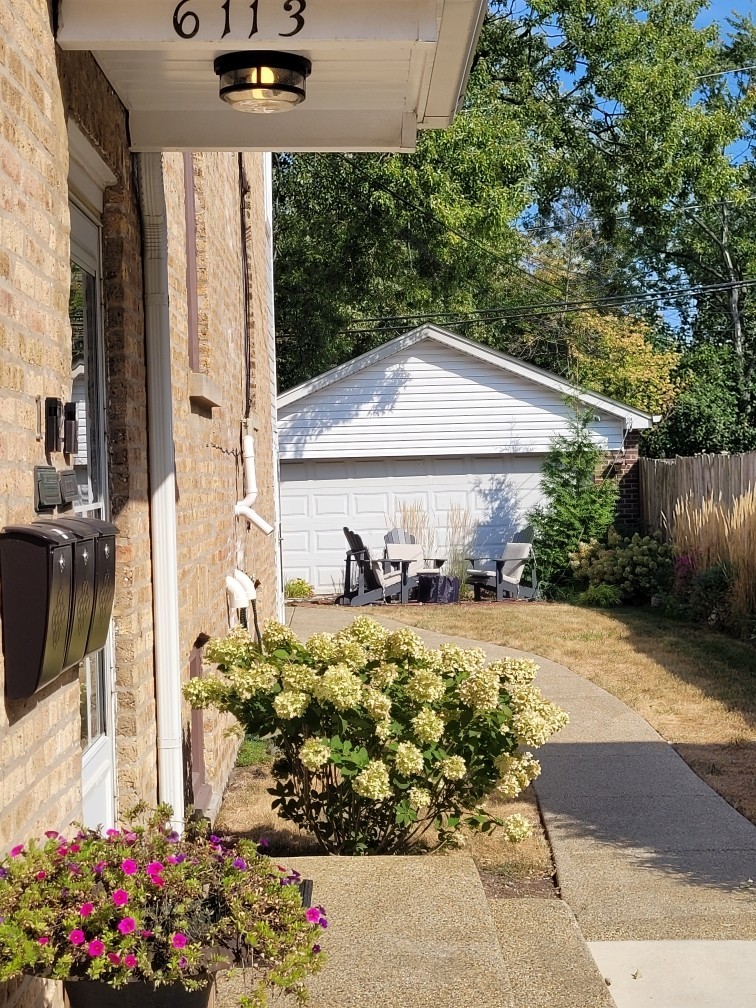 6113 N Karlov Avenue Unit: 2