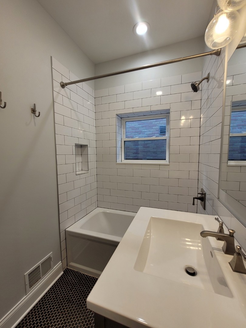 6113 N Karlov Avenue Unit: 2
