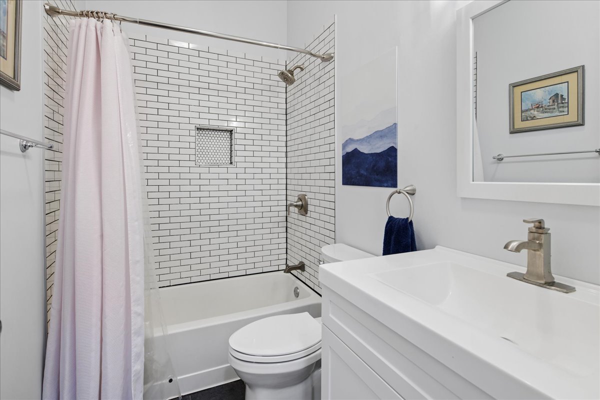 1464 W Grace Street Unit: 2F