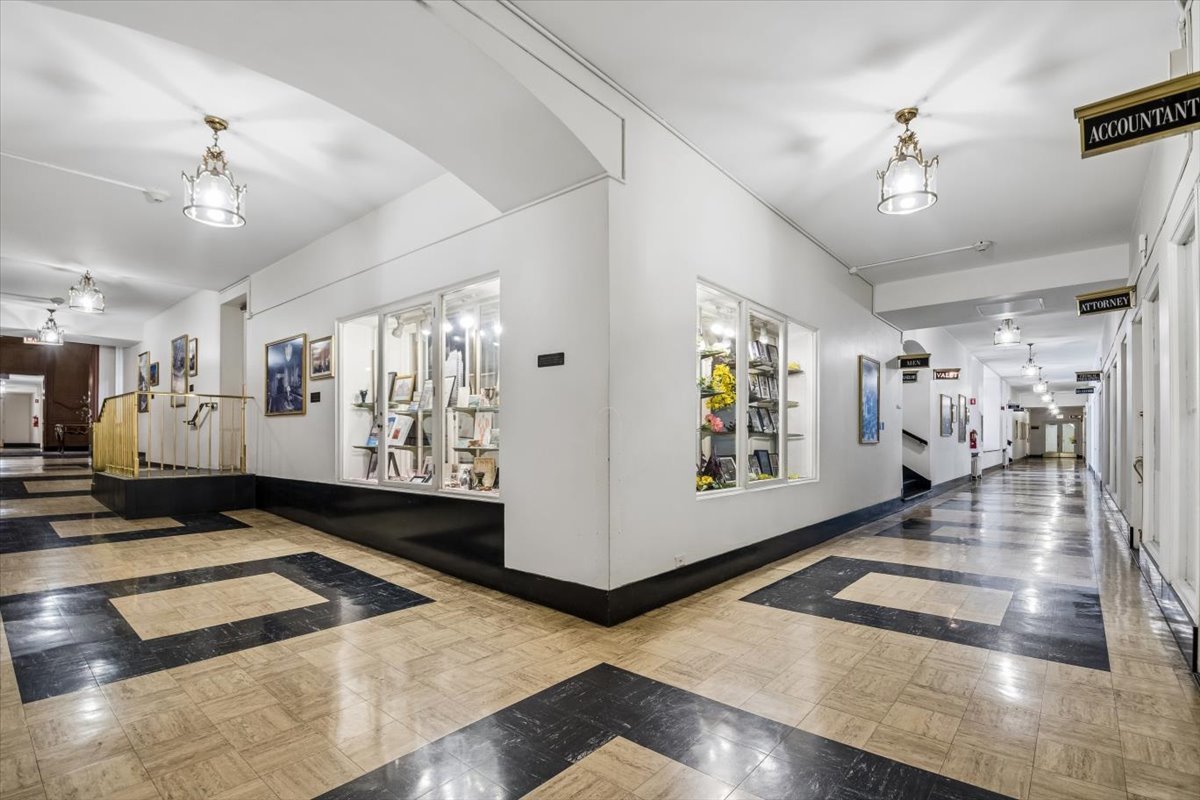 5555 N SHERIDAN Road Unit: 1215A