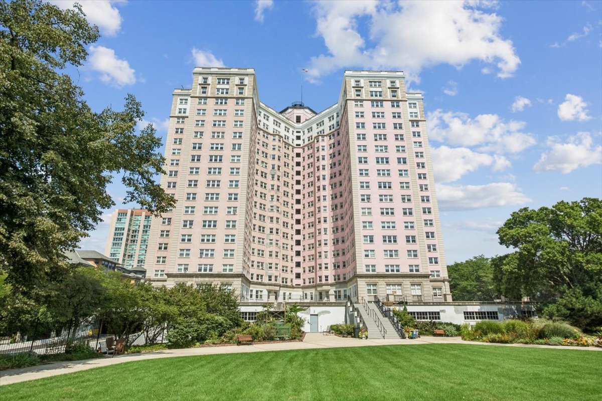 5555 N SHERIDAN Road Unit: 1215A