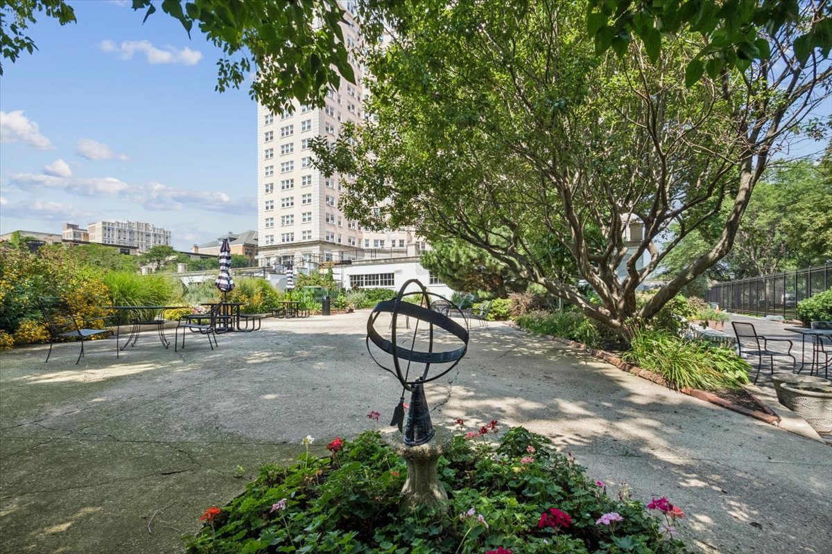 5555 N SHERIDAN Road Unit: 1215A