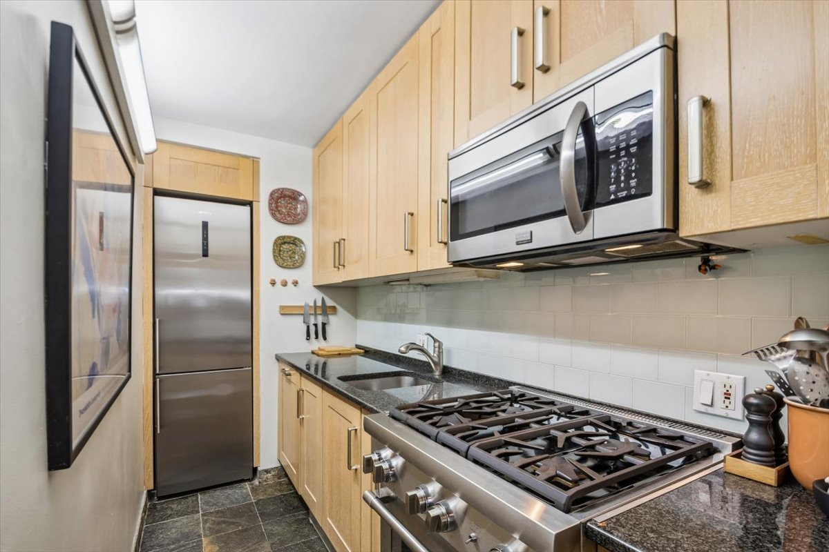 5555 N SHERIDAN Road Unit: 1215A