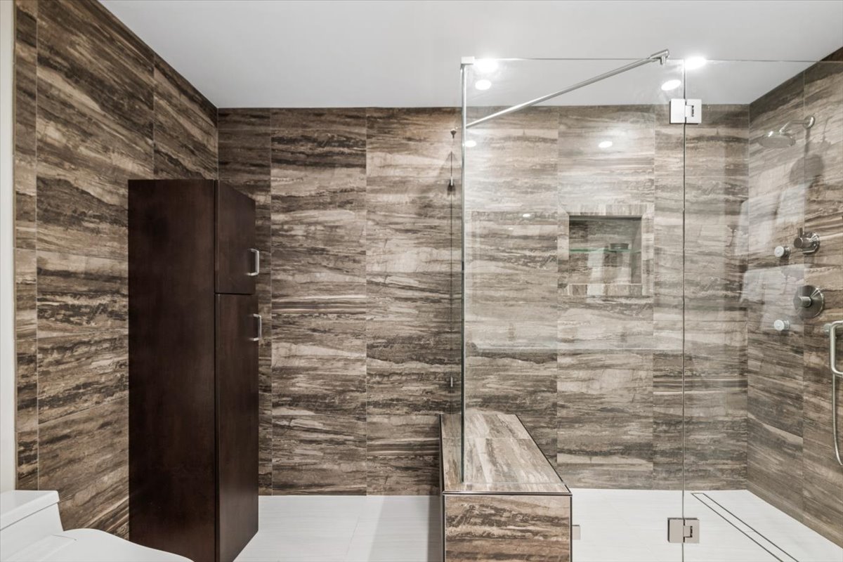 1192 Clarence Avenue Unit: 7