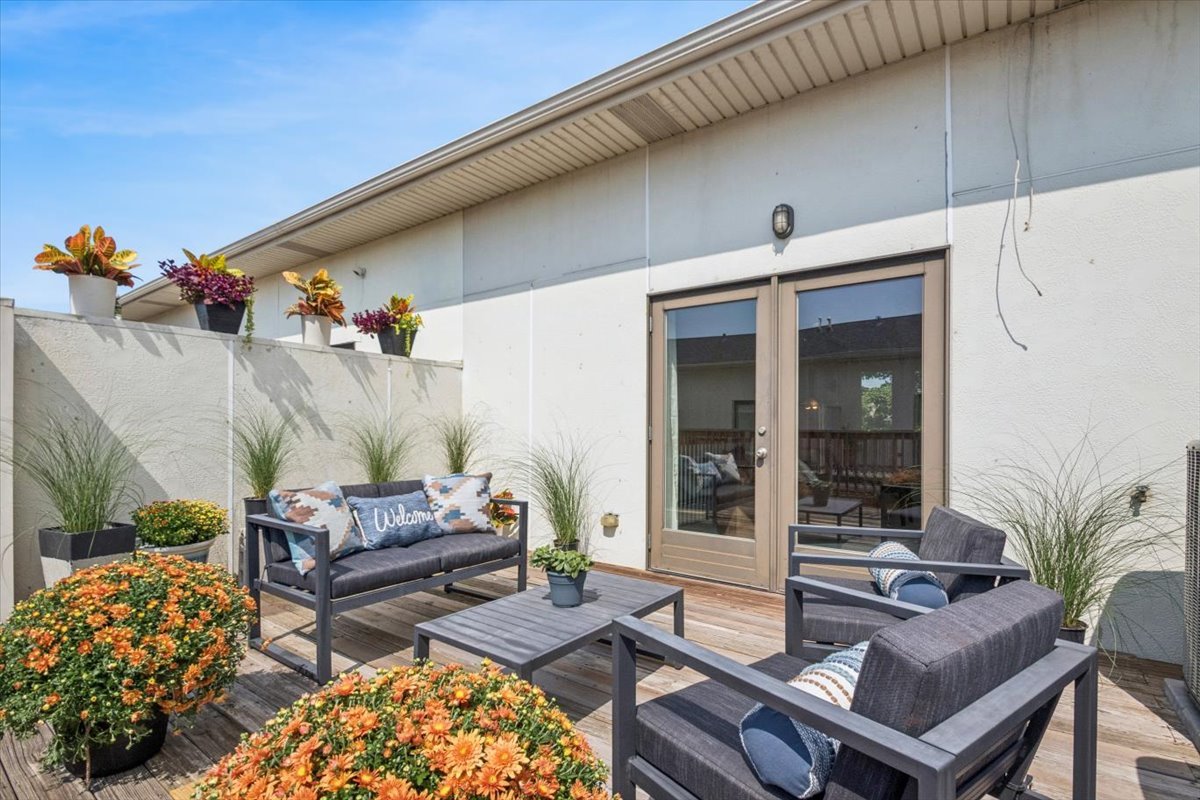 1192 Clarence Avenue Unit: 7
