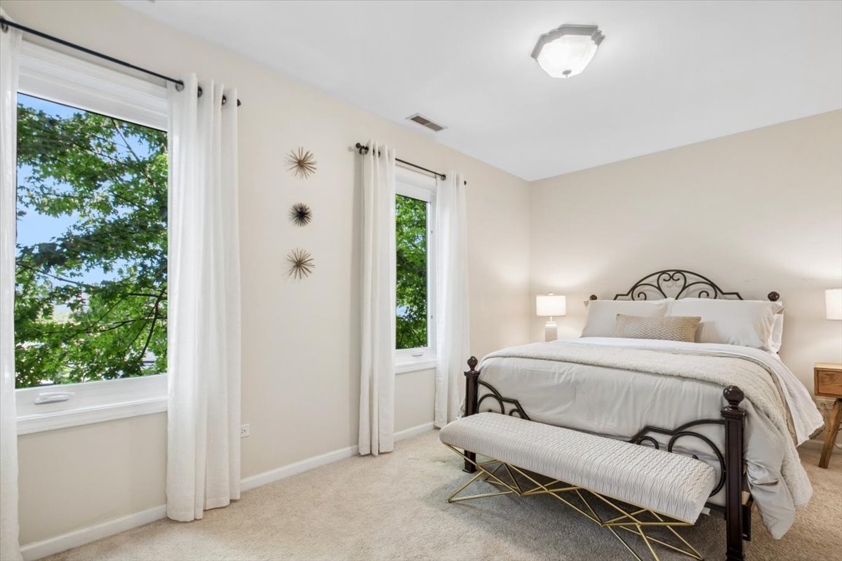 1192 Clarence Avenue Unit: 7