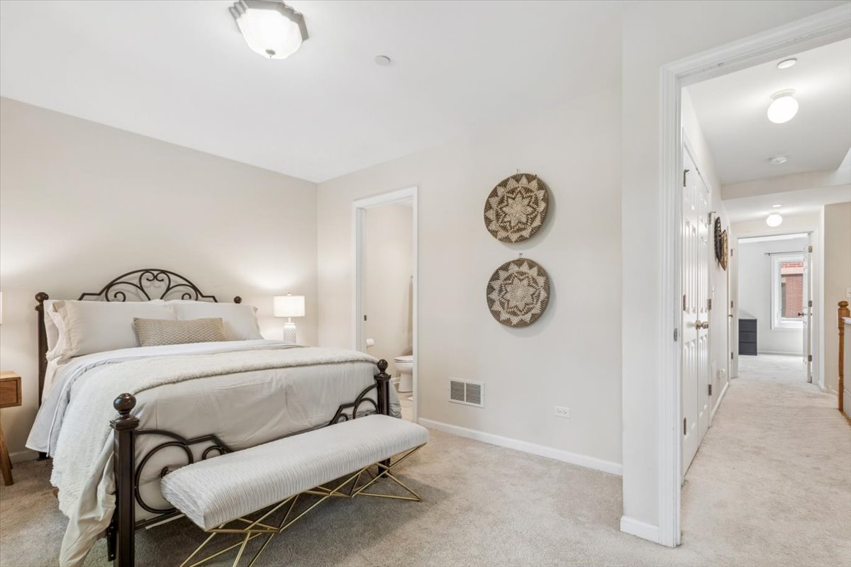 1192 Clarence Avenue Unit: 7
