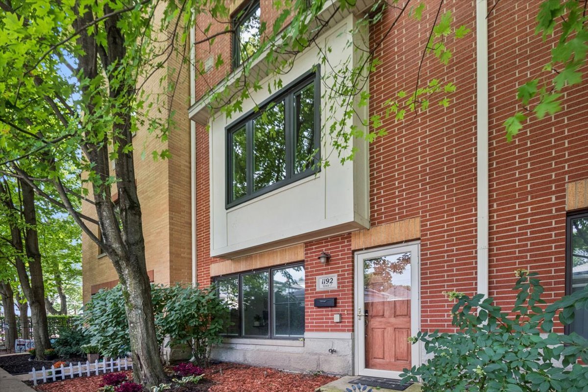 1192 Clarence Avenue Unit: 7