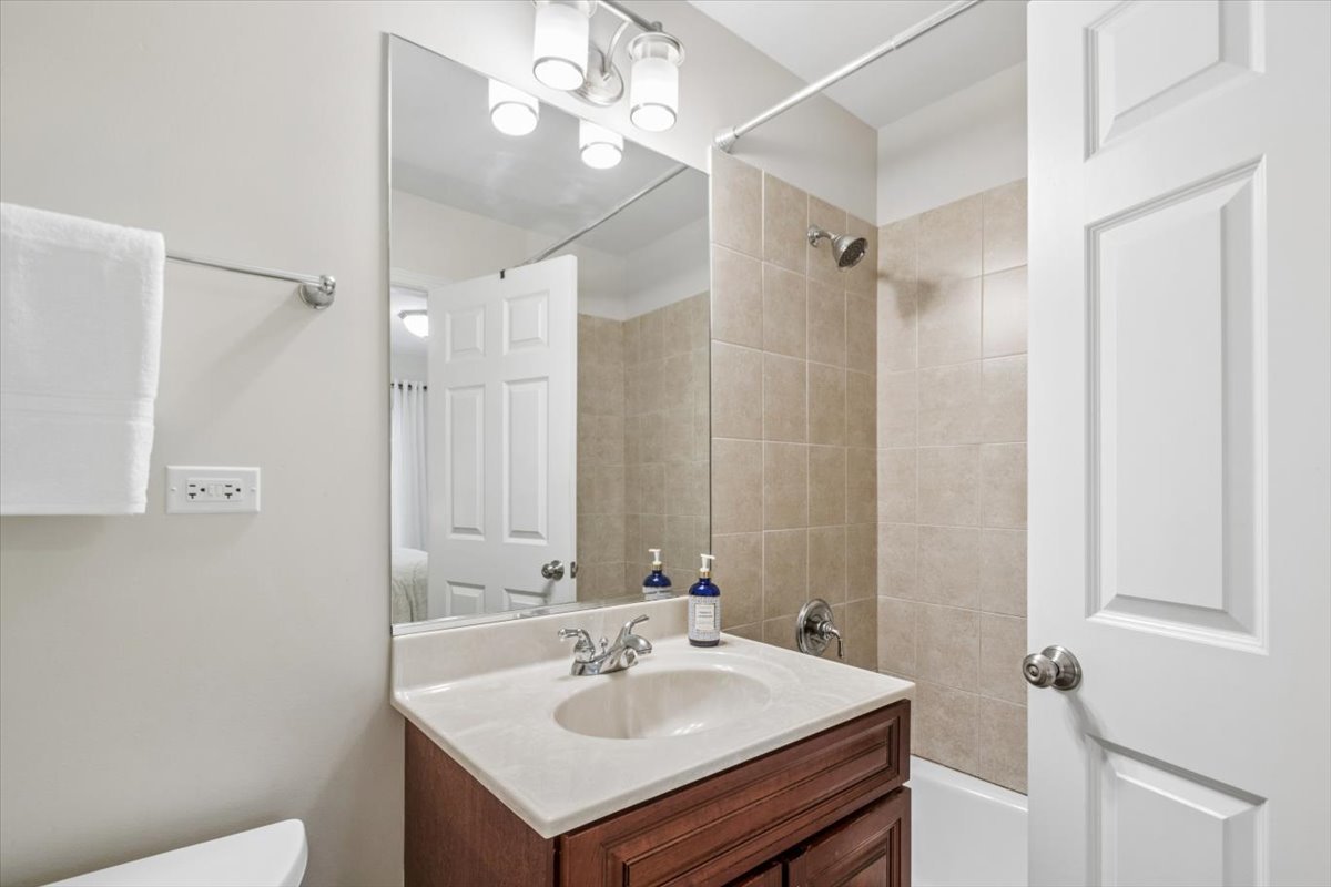 1192 Clarence Avenue Unit: 7
