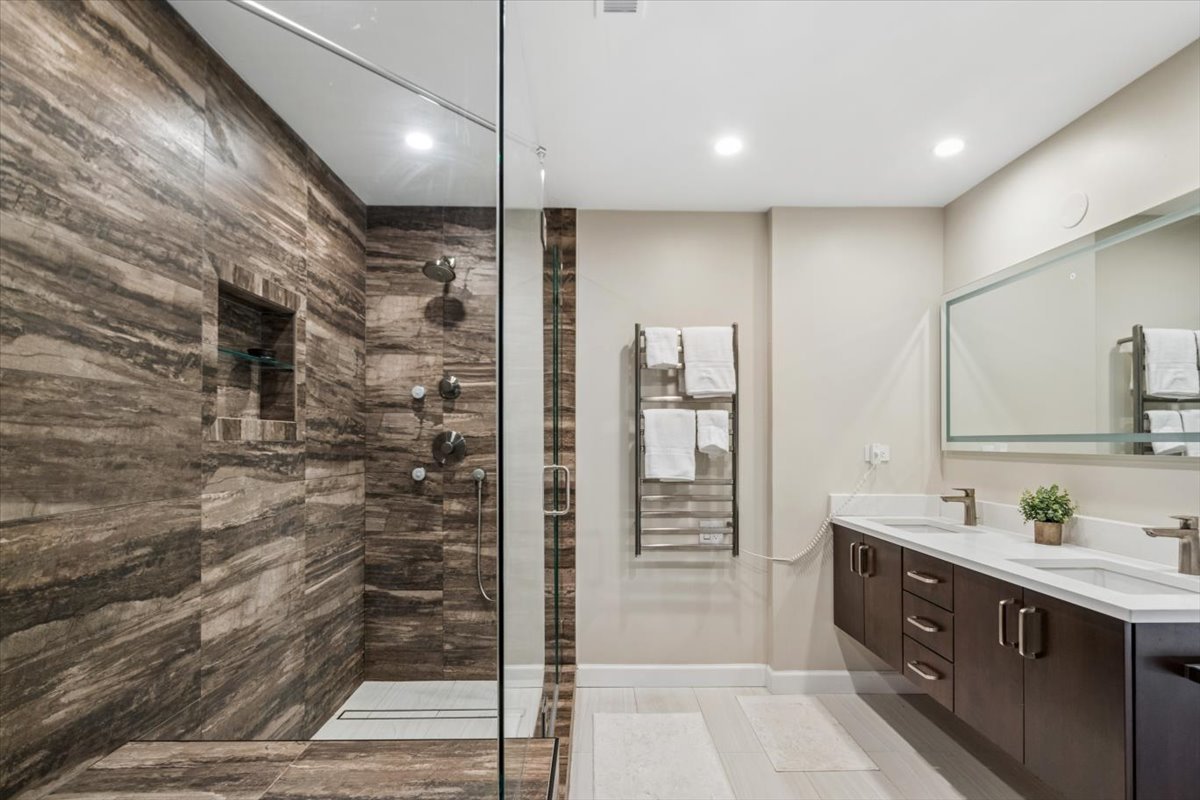 1192 Clarence Avenue Unit: 7