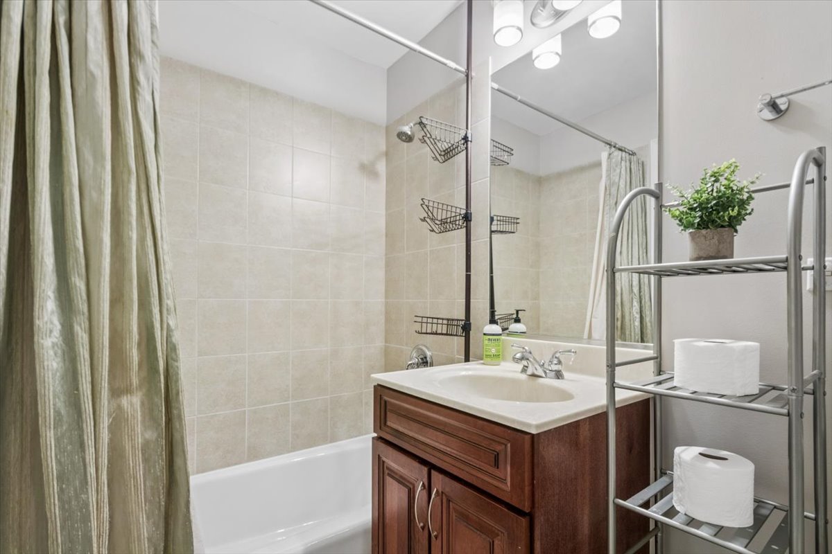 1192 Clarence Avenue Unit: 7