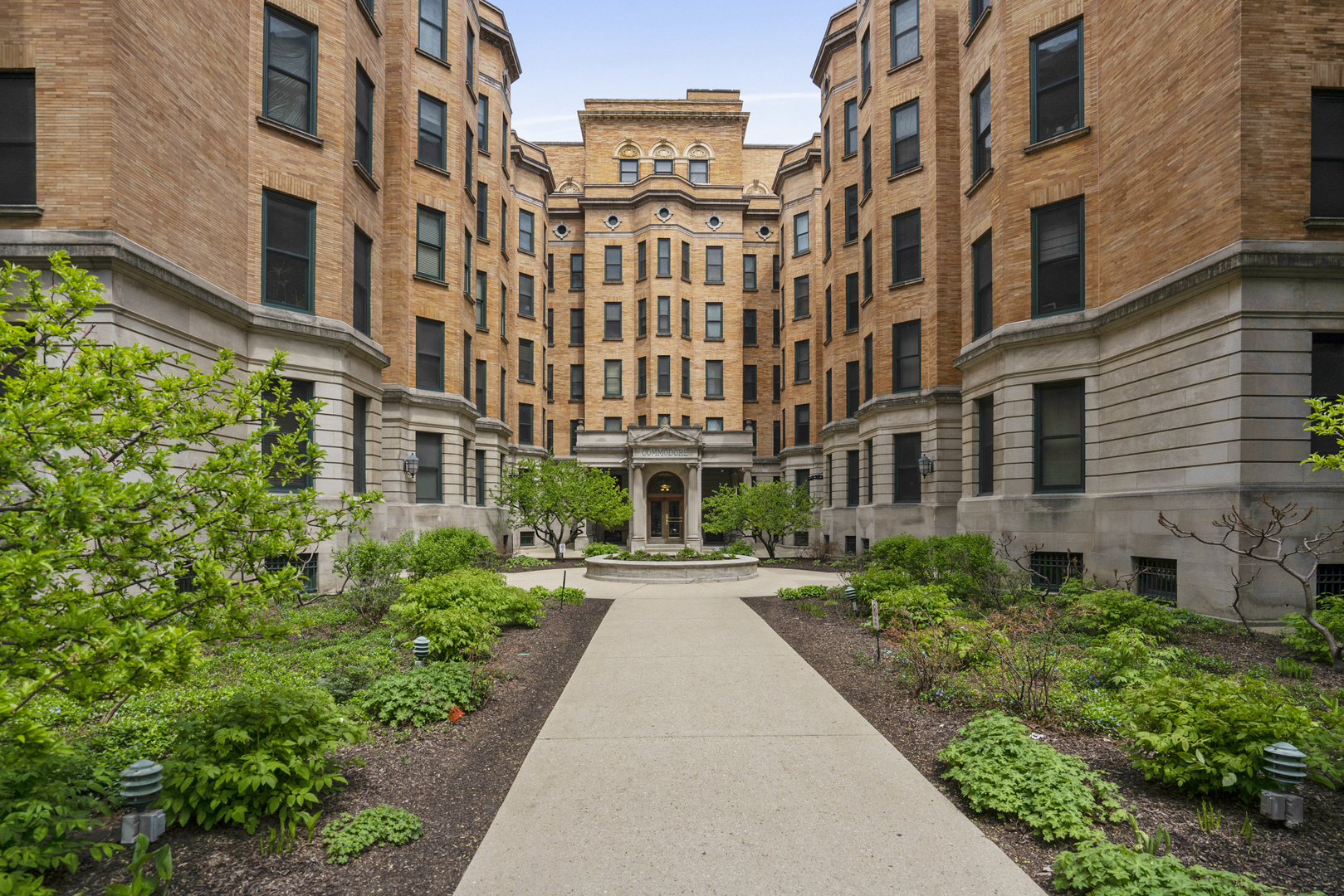 550 W Surf Street Unit: 512