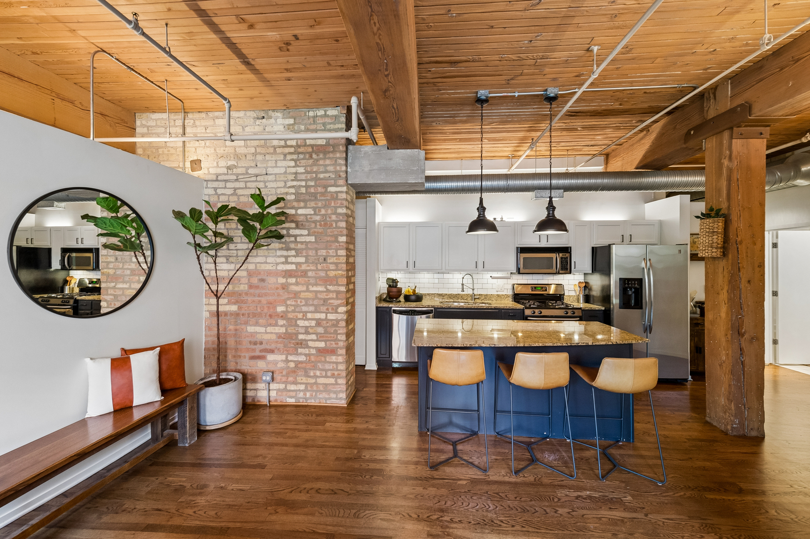 2911 N Western Avenue Unit: 111