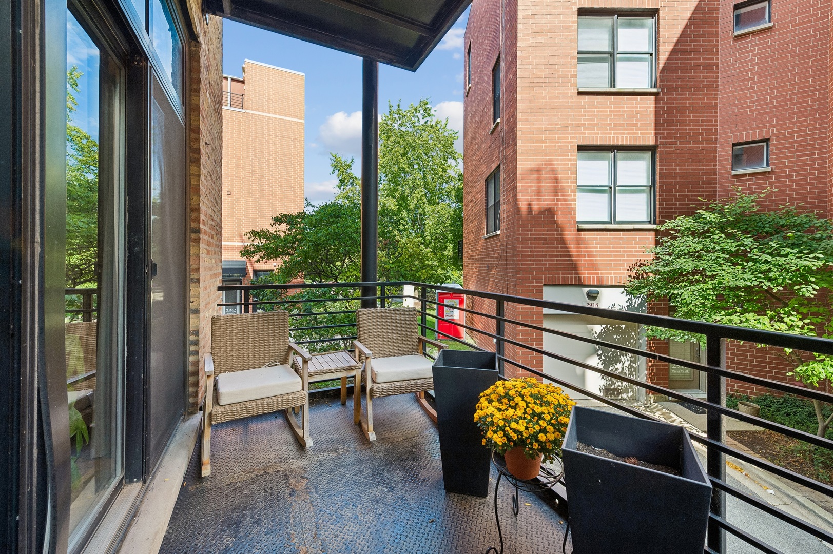 2911 N Western Avenue Unit: 111
