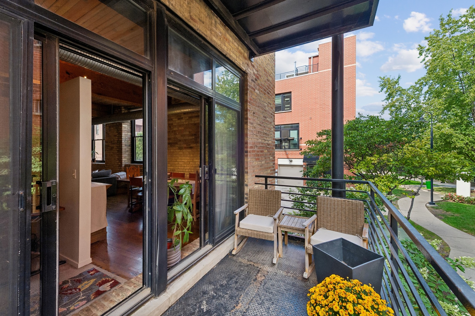 2911 N Western Avenue Unit: 111