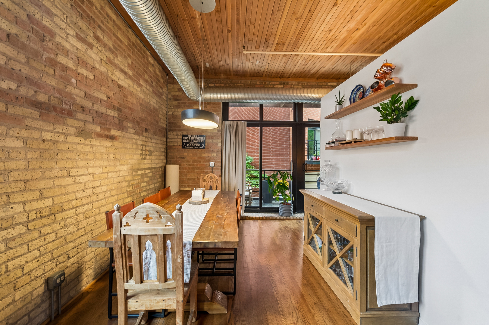 2911 N Western Avenue Unit: 111