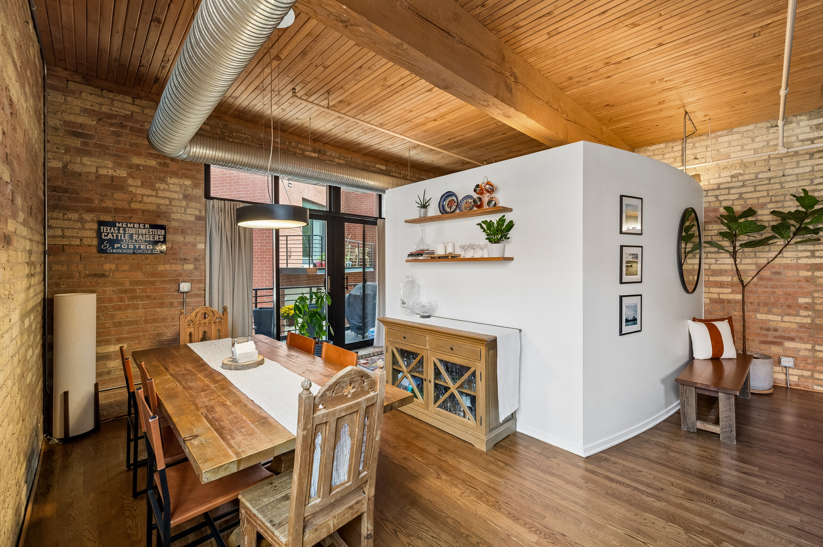 2911 N Western Avenue Unit: 111