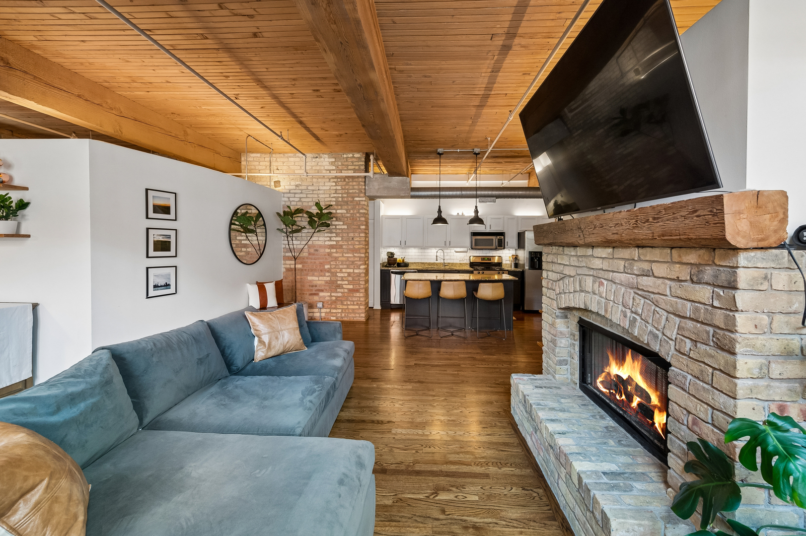 2911 N Western Avenue Unit: 111