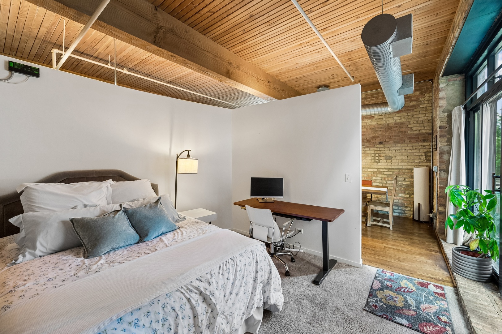 2911 N Western Avenue Unit: 111