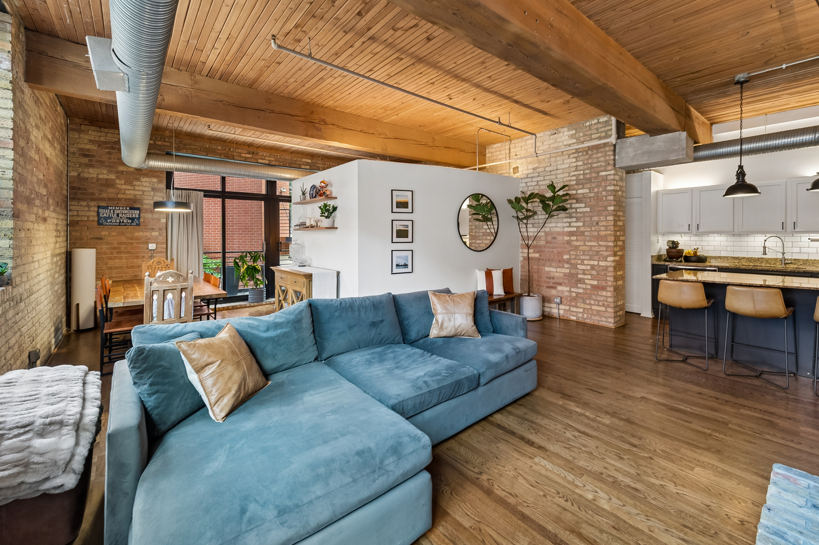 2911 N Western Avenue Unit: 111