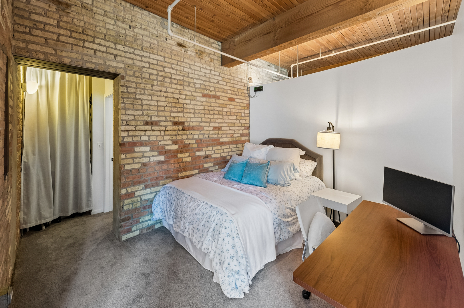 2911 N Western Avenue Unit: 111