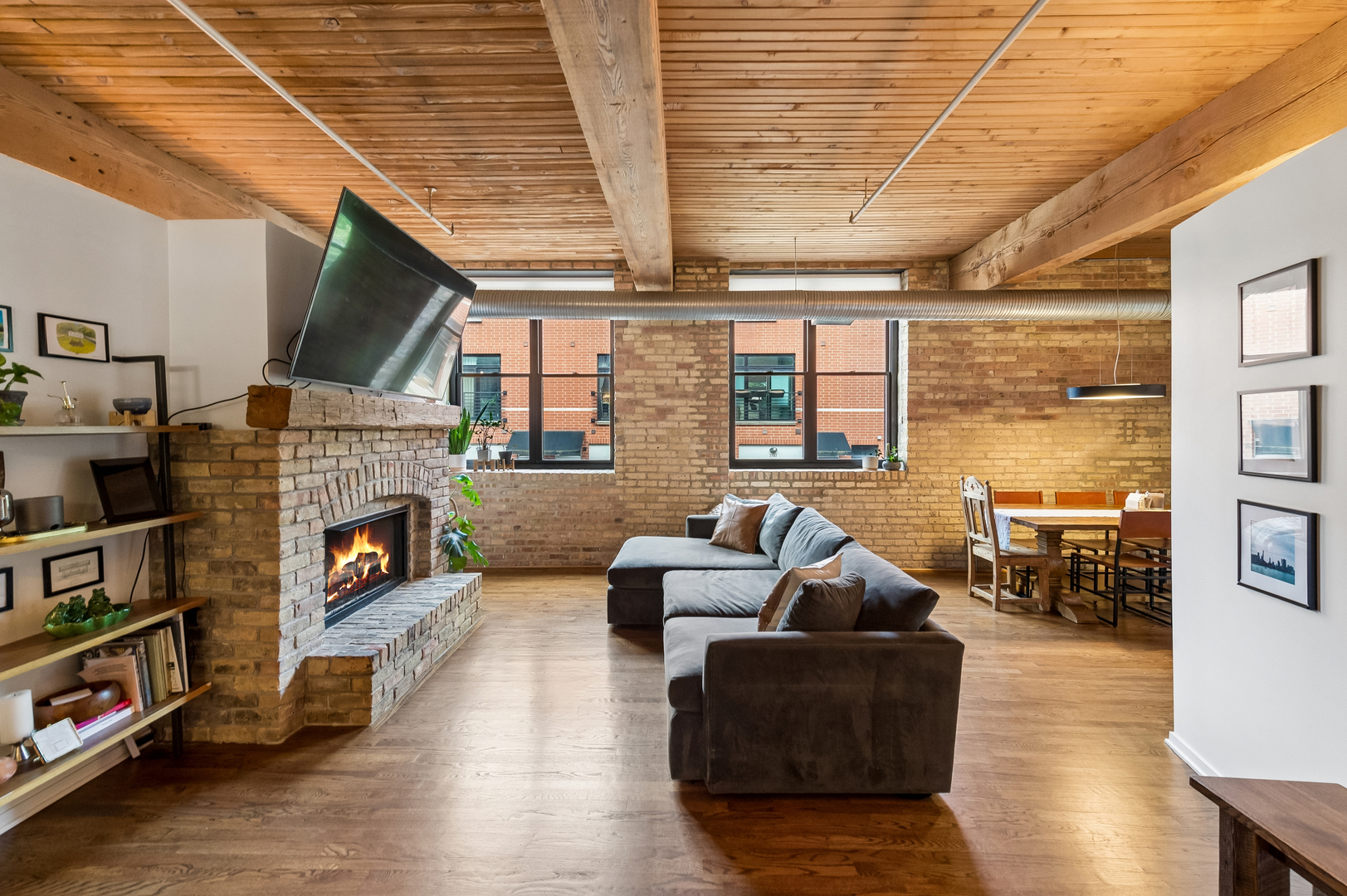 2911 N Western Avenue Unit: 111