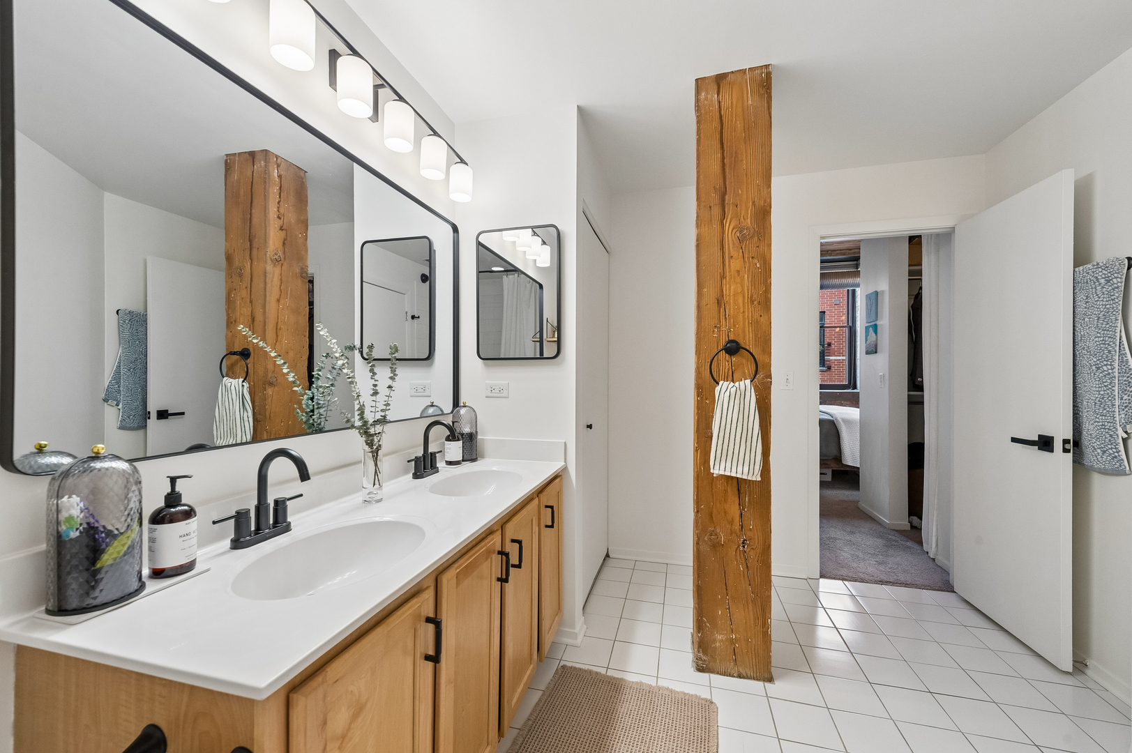 2911 N Western Avenue Unit: 111