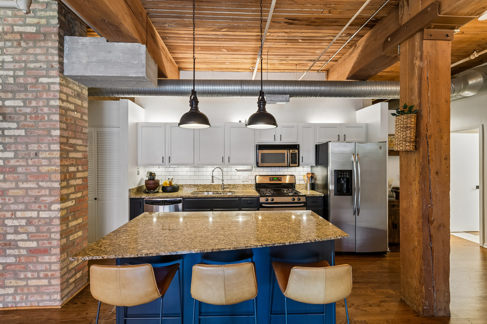 2911 N Western Avenue Unit: 111
