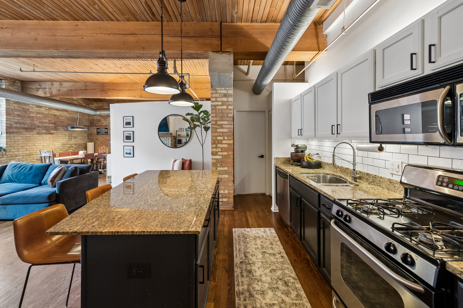 2911 N Western Avenue Unit: 111