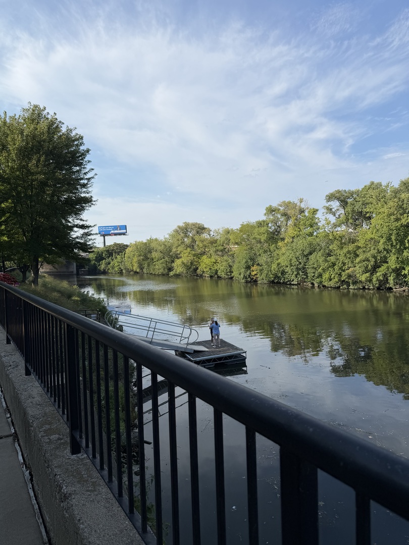 2911 N Western Avenue Unit: 111