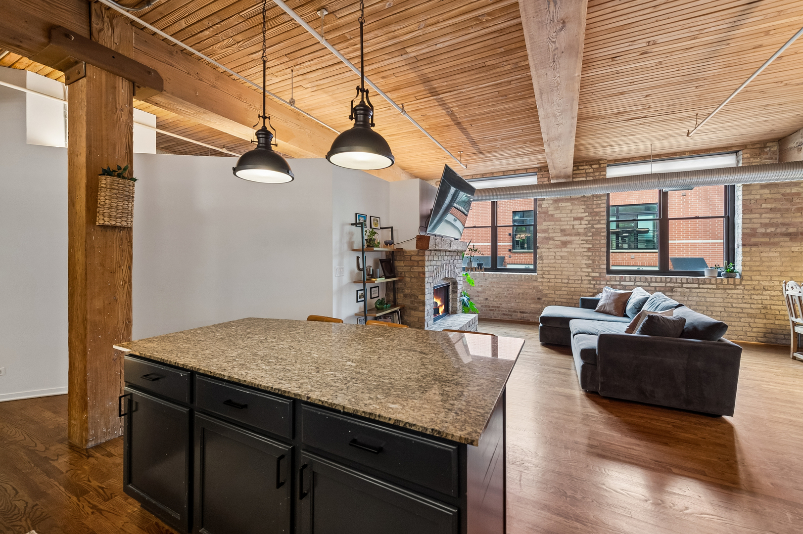 2911 N Western Avenue Unit: 111
