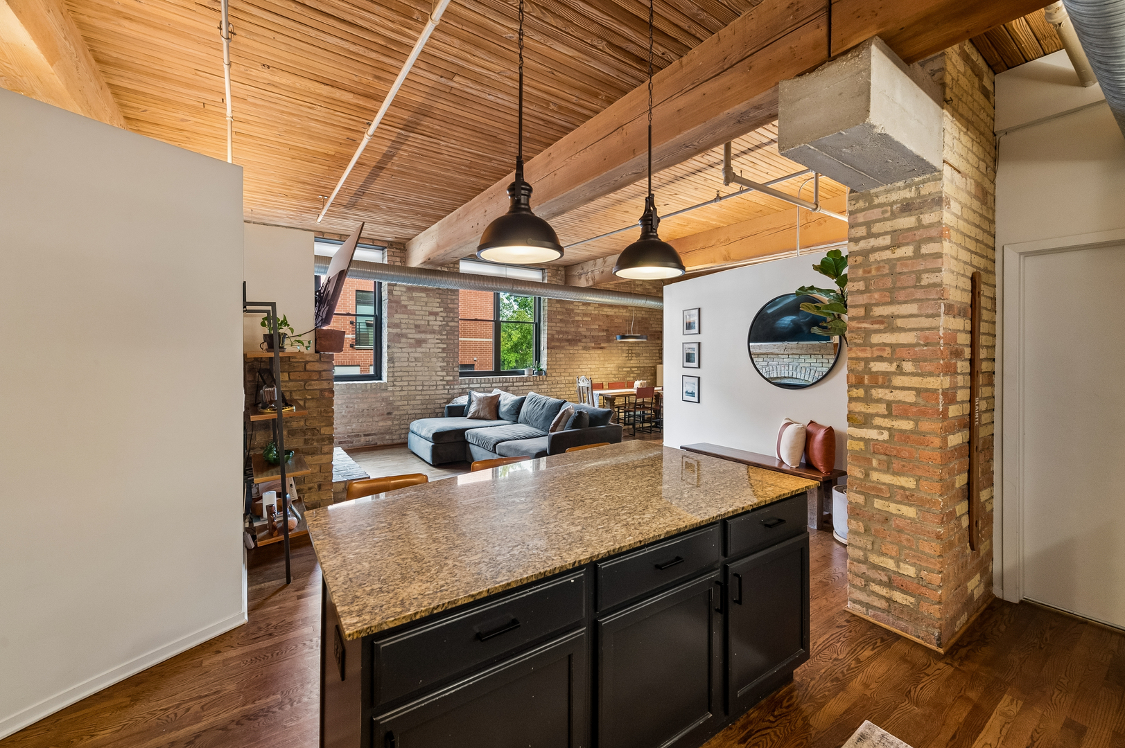 2911 N Western Avenue Unit: 111
